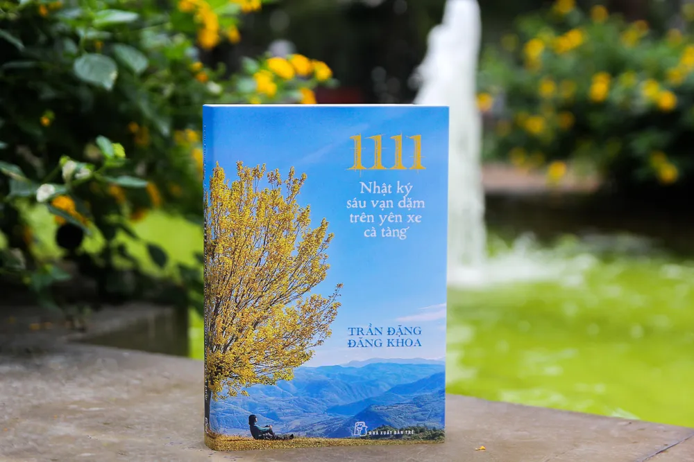 Quyển sách là cuốn nhật ký lưu lại hành trình sáu vạn dặm của Trần Đặng Đăng Khoa. Ảnh: NXB Trẻ