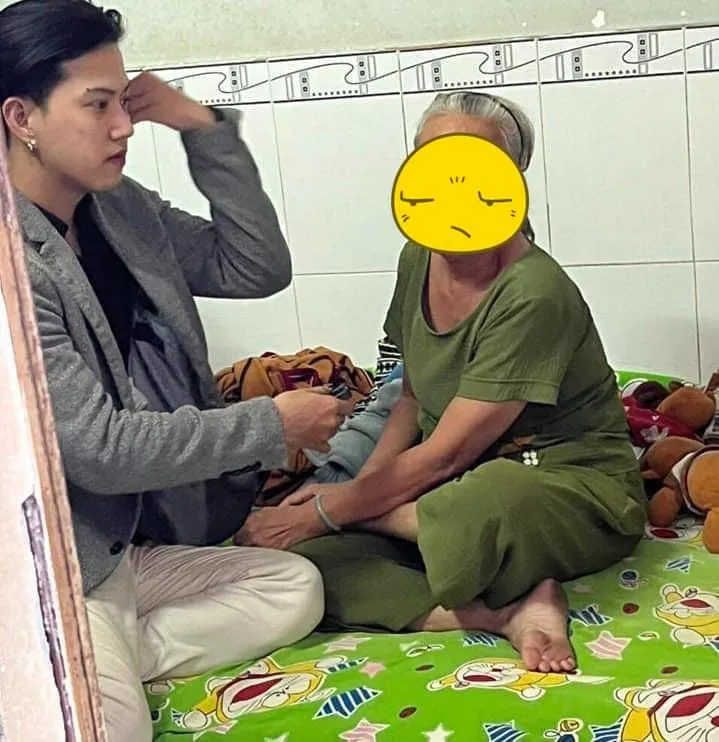 Hình ảnh TikToker Nờ Ô Nô đến xin lỗi bà cụ trong clip. Ảnh: MXH