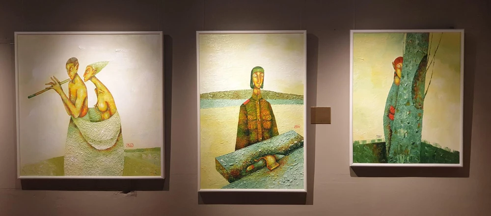 Một số tác phẩm tại triển lãm. Ảnh: HÀ NGUYỄN