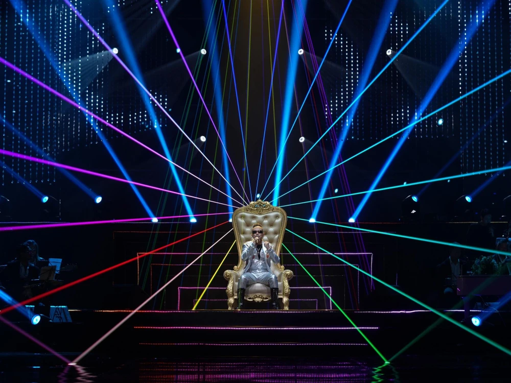 Jimmii Nguyễn đĩnh đạc hát lại những ca khúc làm nên tên tuổi mình. Ảnh: BIL