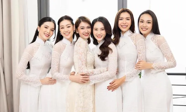 Dàn phù dâu trong lễ rước dâu của Á hậu Thùy Dung sáng 3-12. Ảnh: FBNV.