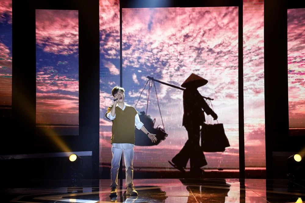 Minh Nhật thể hiện ca khúc "Mẹ tôi". Ảnh: CTCC