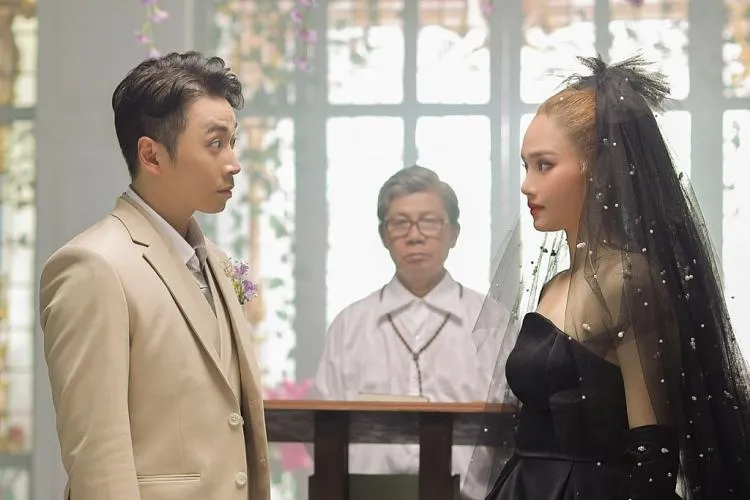 Miu Lê và Karik trong MV &quot; Vì mẹ anh bắt chia tay&quot;. Ảnh: NSCC