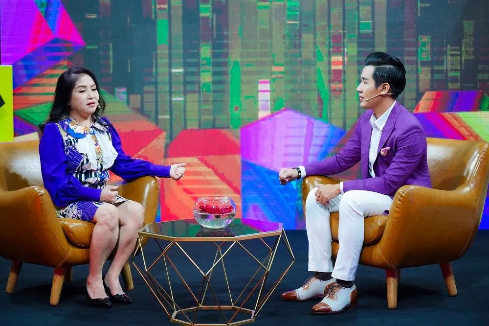 NSƯT Phượng Hằng và MC Nguyên Khang trong Khoảnh khắc rực rỡ. Ảnh: NSX