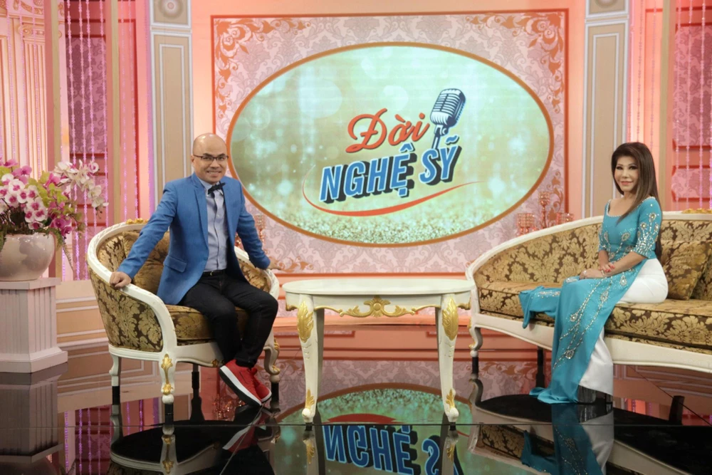 Danh ca Sơn Tuyền trong chương trình 'Đời nghệ sĩ'. Ảnh: CTCC