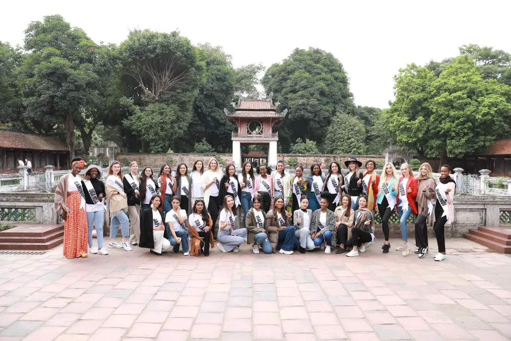 Đoàn Hoa hậu Du lịch thế giới thăm Văn Miếu Quốc Tử Giám. Ảnh: BTC