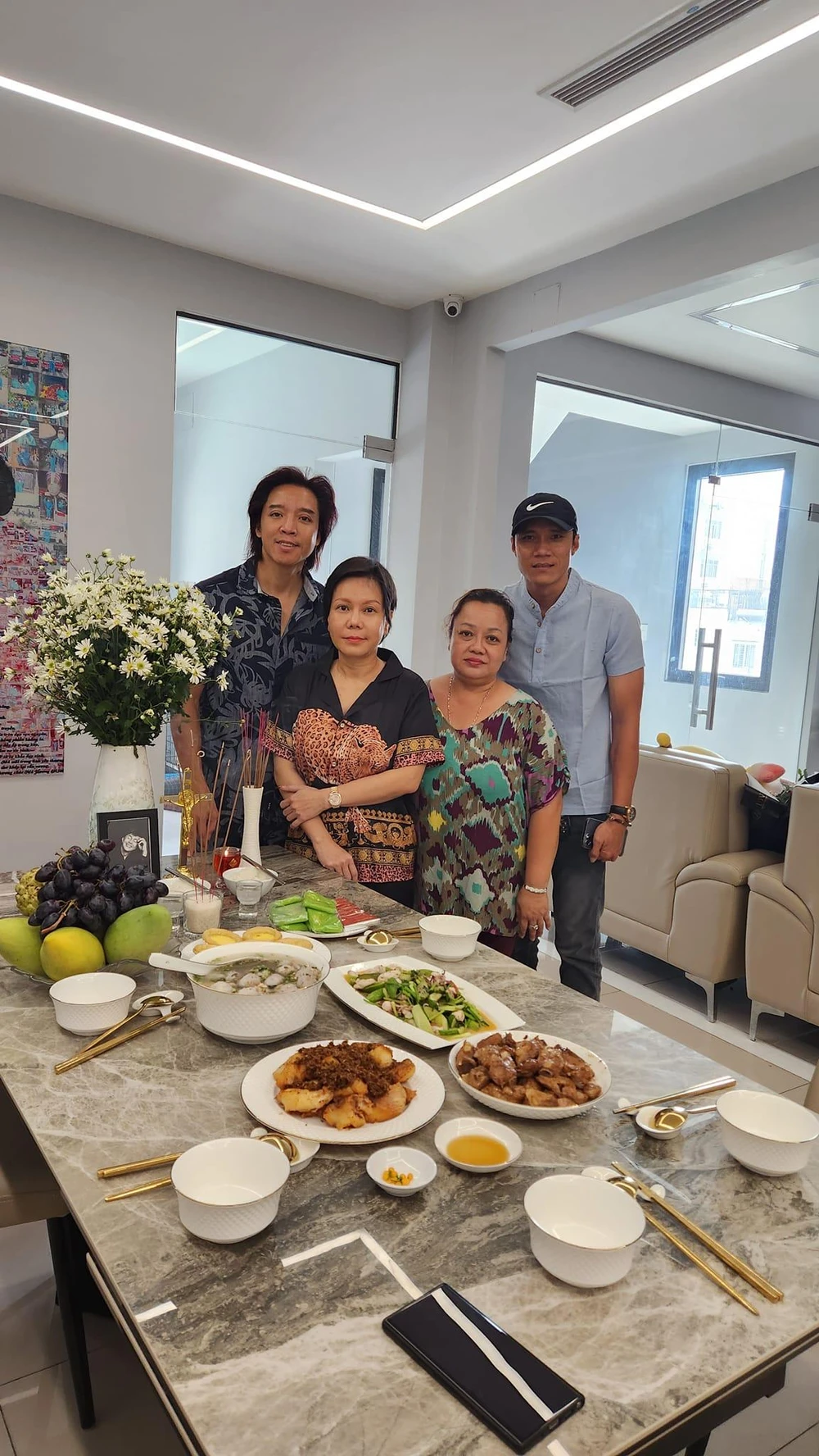 Việt Hương và gia đình làm mâm cơm cúng giỗ nghệ sĩ Chí Tài. Ảnh: FBNV