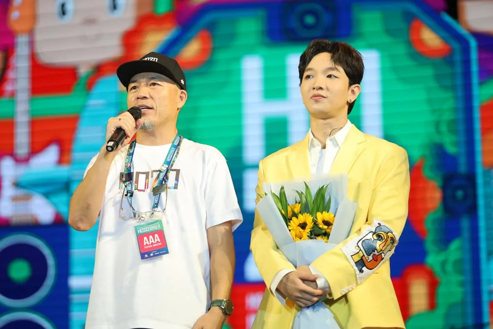 Nhạc sĩ Huy Tuấn cùng Hoàng Dũng tại phố đi bộ Nguyễn Huệ tối 11-12. Ảnh: BTC