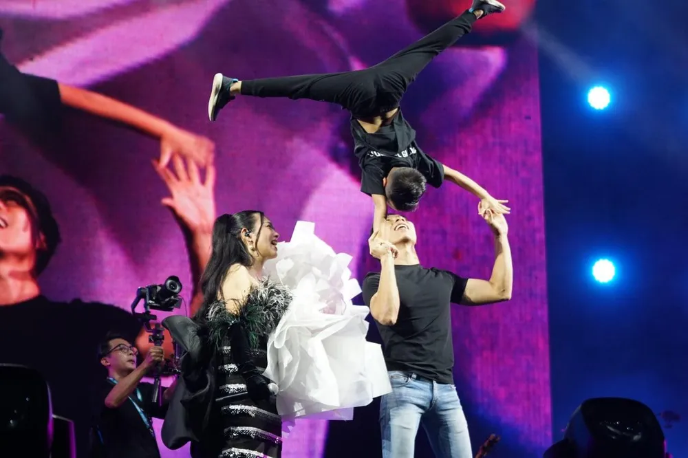 NSƯT Giang Quốc Nghiệp - chồng ca sĩ Ngọc Mai và con trai bất ngờ xuất hiện trên sân khấu Hò dô 2022 với tiết mục xiếc nho nhỏ chúc mừng cô