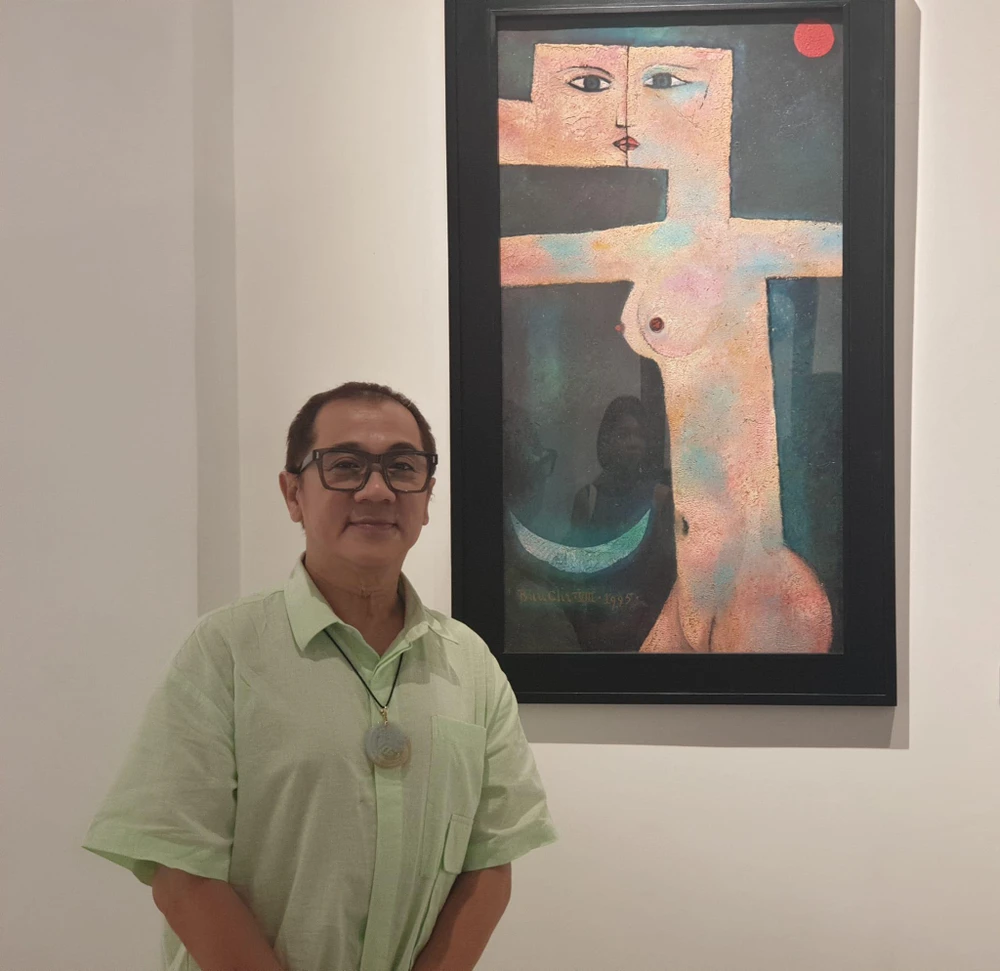 NSƯT Thành Lộc tại triển lãm "Tay níu thời gian". Ảnh: VĂN HÀ