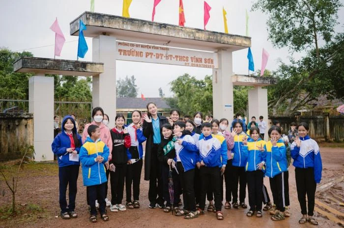 Tại trường Phổ thông Dân tộc Bán trú – THCS Vĩnh Sơn (huyện Vĩnh Thạnh, tỉnh Bình Định), Thiên Ân đã trao tặng 180 áo ấm và 180 suất học bổng cho toàn bộ học sinh tại trường. Ảnh: FBNV