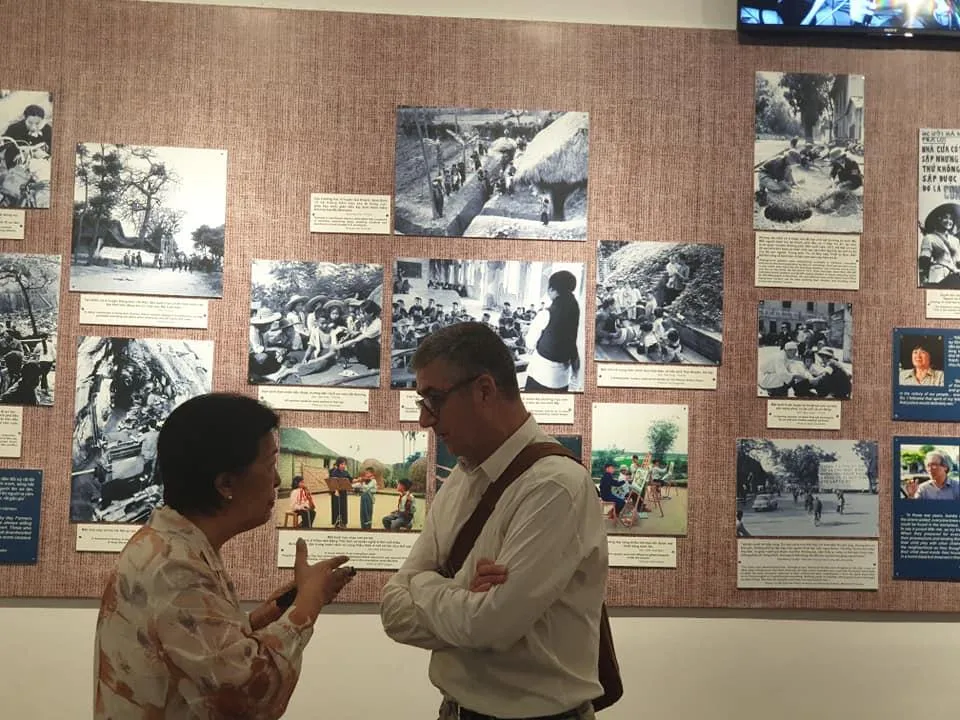 Bà Tôn Nữ Thị Ninh chia sẻ với người bạn về các hình ảnh. Ảnh: HÀ NGUYỄN