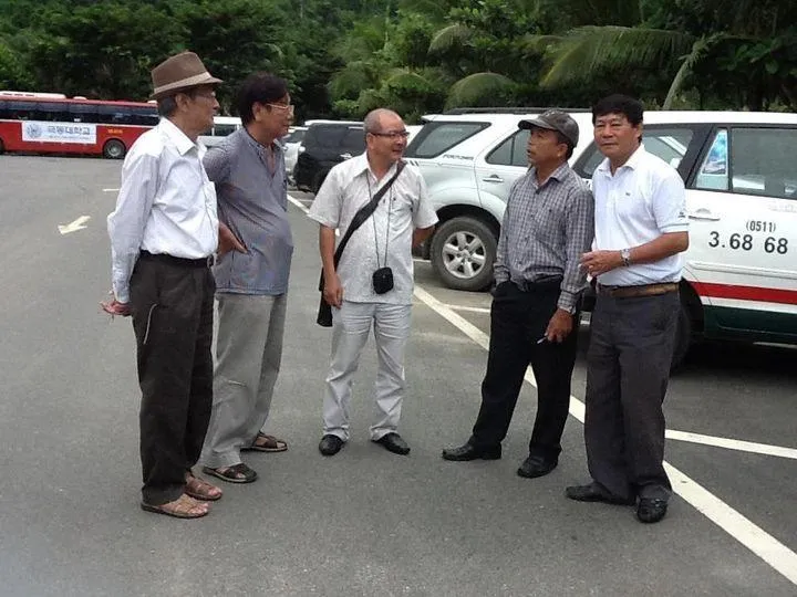 Nhà văn Trần Huy Quang (thứ 2 trái qua) cùng nhà thơ Văn Công Hùng trong một chuyến đi tại Đà Nẵng. Ảnh: FBNV