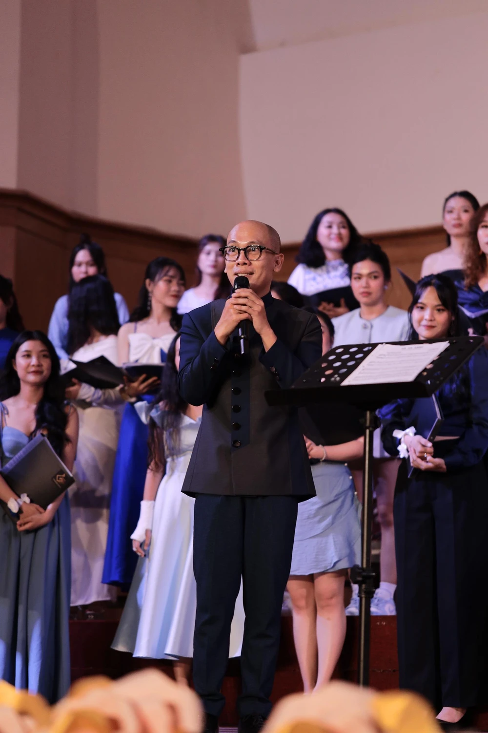 Nghệ sĩ Huỳnh Quang Thái, chỉ huy dàn nhạc chia sẻ tại đêm diễn. Ảnh: THANH HÙNG.