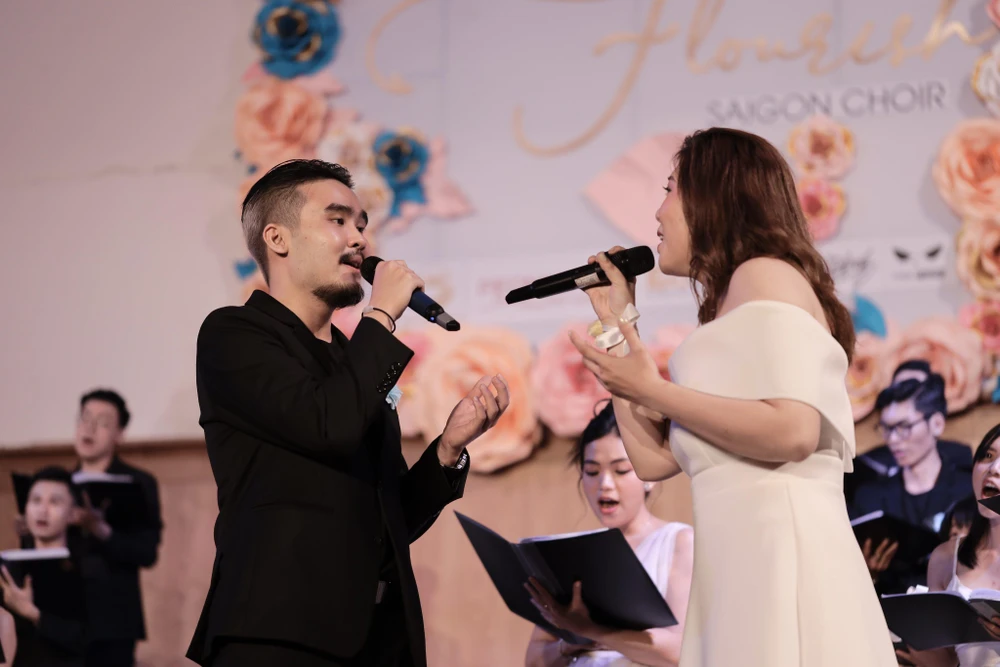 Quách Minh Dũng và Vũ Quỳnh Anh thể hiện ca khúc "Can you feel the love tonight" cảm ơn khán giả cuối chương trình. Ảnh: THANH HÙNG