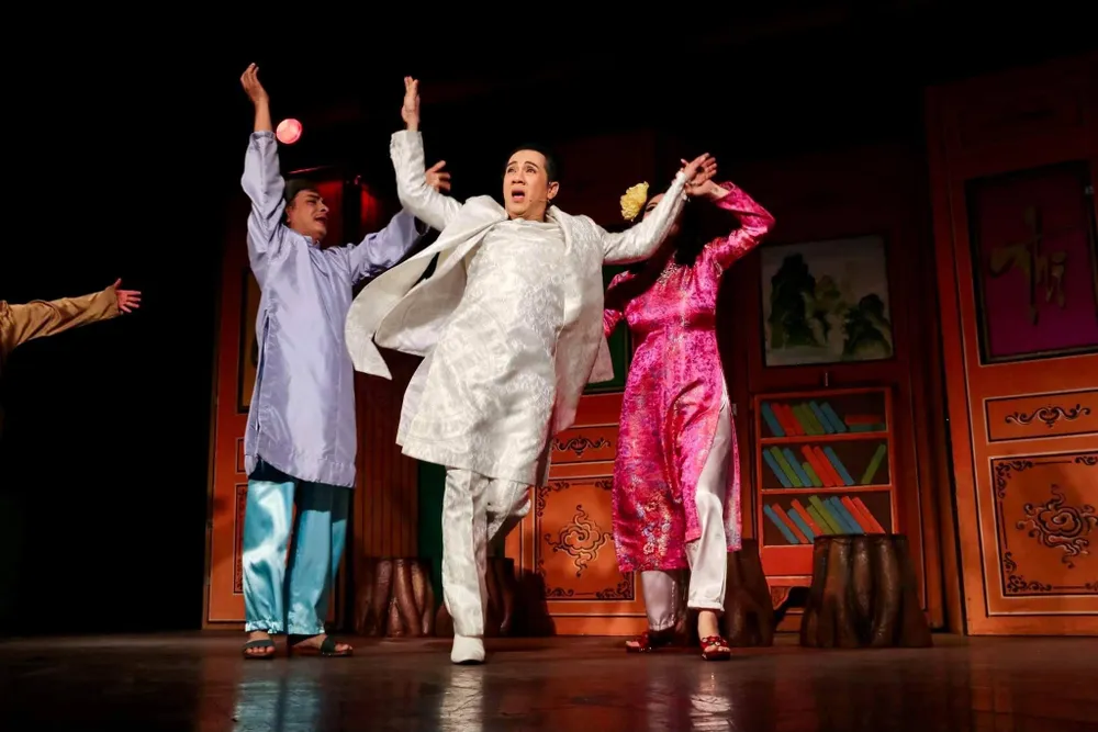 NSƯT Thành Lộc, Đình Toàn trong vở &quot;Ngũ quý kỳ phùng&quot;. Ảnh: Idecaf