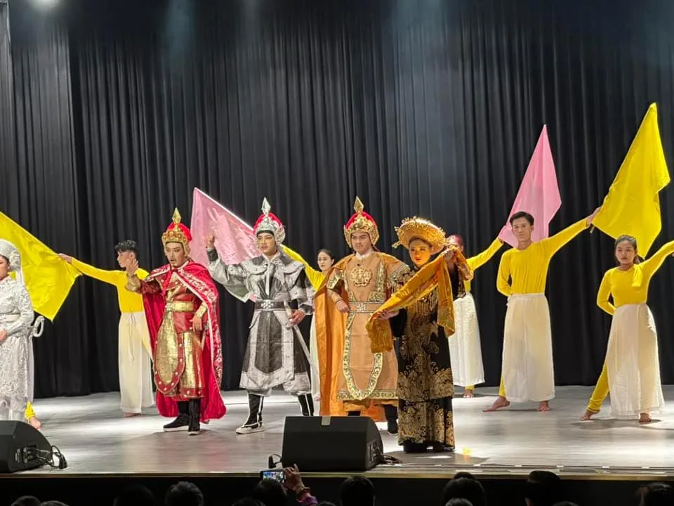 Các diễn viên biểu diễn tiết mục chào mừng trong lễ khai trương sân khấu mới của NS Minh Nhí. Ảnh: VĂN HÀ