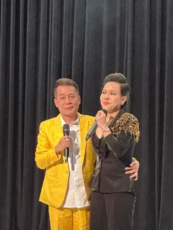 Việt Hương nghẹn ngào khi hỗ trợ được thầy ra mắt sân khấu mới. Ảnh: VĂN HÀ