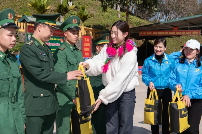 Người đẹp cũng thăm hỏi và tặng quà cho các chiến sĩ đồn biên phòng. Ảnh: NSCC