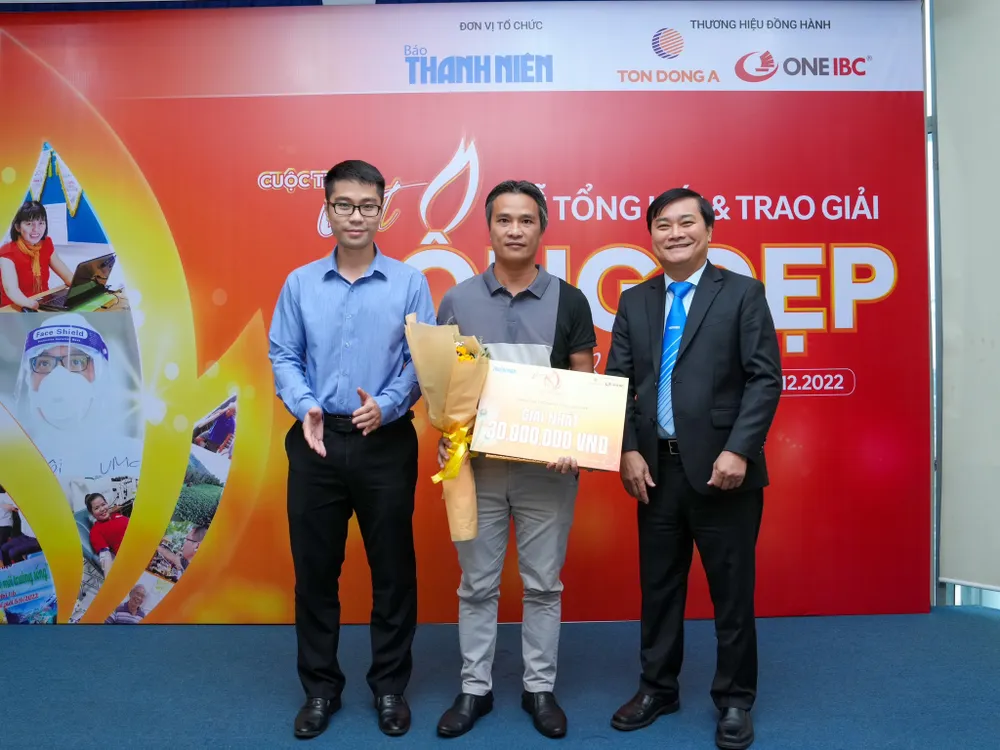 Ông Nguyễn Ngọc Toàn trao giải nhất cho tác giả Võ Minh Huy ở hạng mục Ký sự, phóng sự ghi chép. Ông Nguyễn Ngọc Toàn trao giải nhất cho tác giả Võ Minh Huy ở hạng mục Ký sự, phóng sự ghi chép.