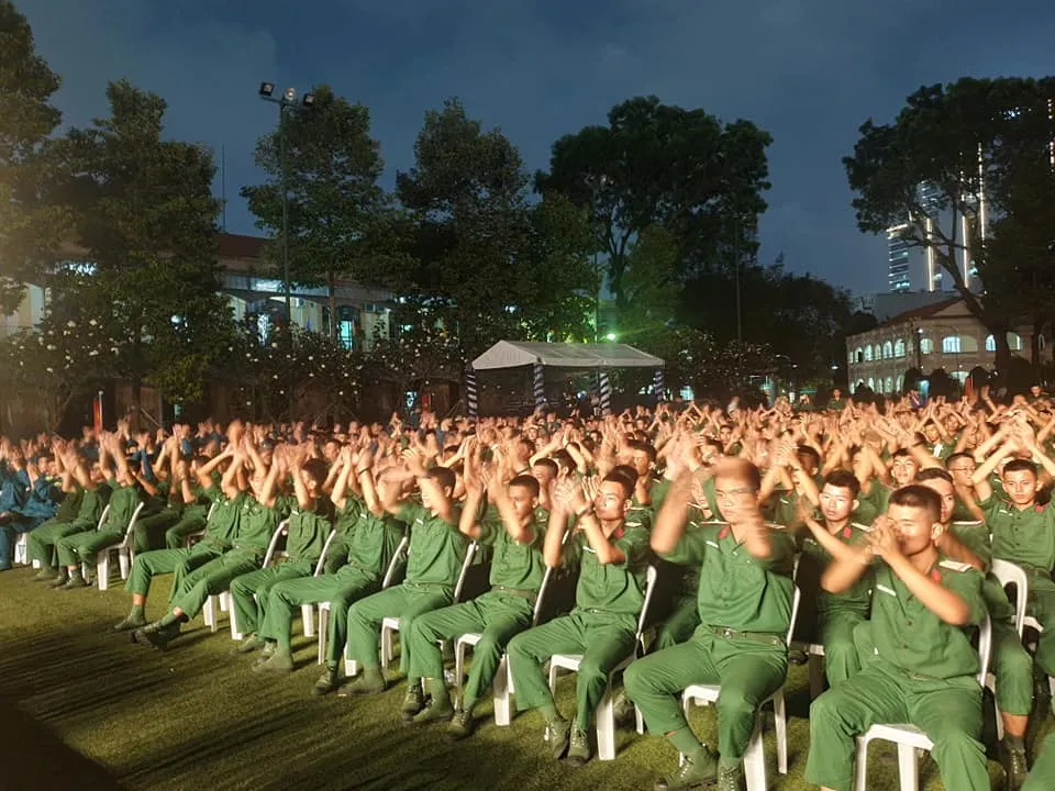Hàng trăm chiến sĩ vỗ tay hòa mình vào các tiết mục trong đêm nhạc. Ảnh: HÀ NGUYỄN.