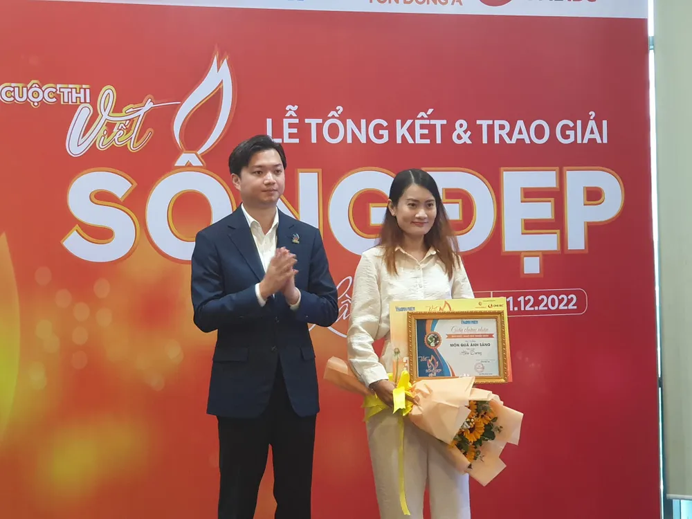 Ông Nguyễn Minh Triết trao giải nhất cho tác giả Hiền Dương ở hạng mục truyện ngắn. Ảnh: HÀ NGUYỄN Ông Nguyễn Minh Triết trao giải nhất cho tác giả Hiền Dương ở hạng mục truyện ngắn. Ảnh: HÀ NGUYỄN