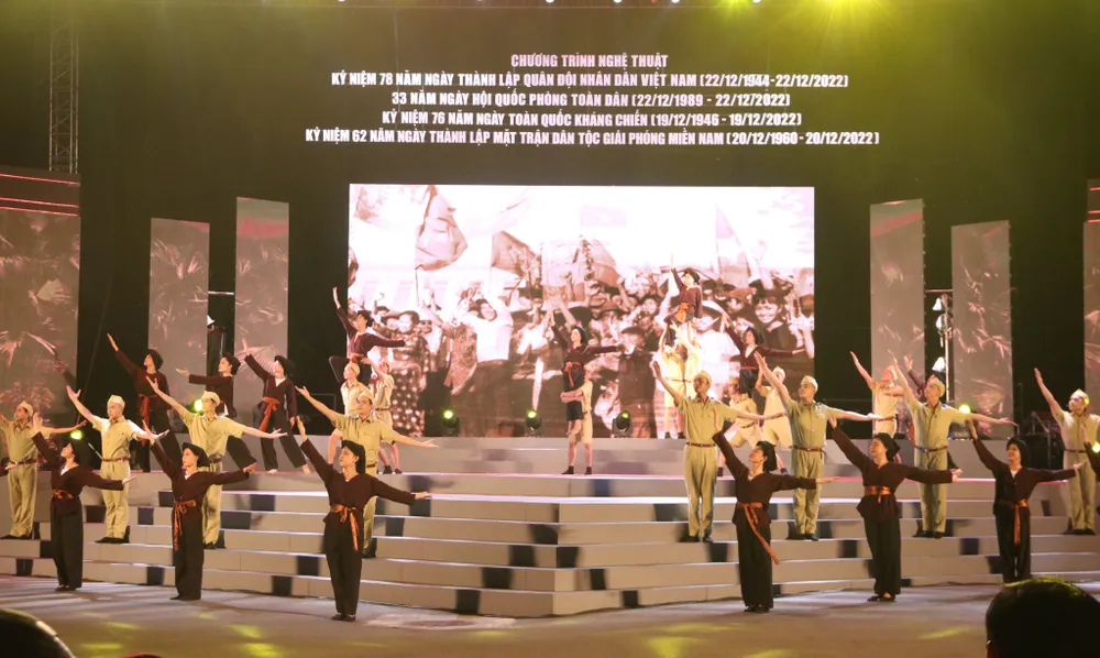 Liên khúc Đoàn vệ quốc quân, Vì nhân dân quên mình, 19 tháng 8. Ảnh: HÀ NGUYỄN