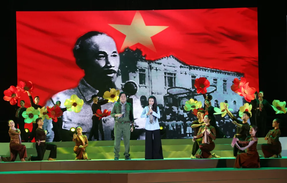 NSND Trọng Hữu và NSND Thanh Ngân trong tiết mục ca cổ &quot;Từ mùa thu ấy ta đi&quot;. Ảnh: HÀ NGUYỄN