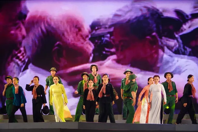 Liên khúc Giải phóng miền Nam, Mỗi bước ta đi của nhóm ca diễn MTV.SG. Ảnh: HÀ NGUYỄN