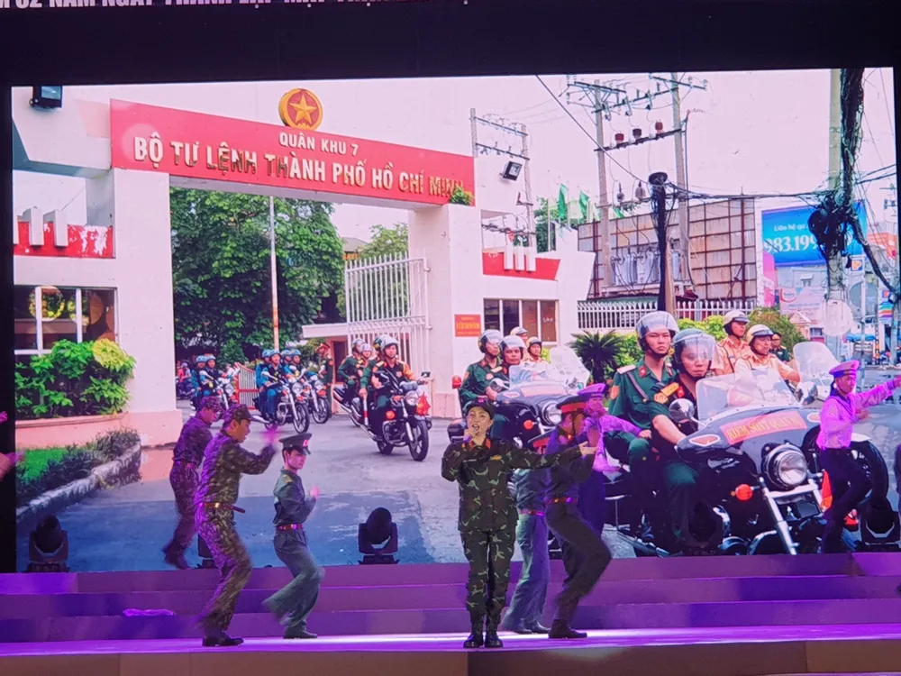 Lưu Hiền Trinh thể hiện ca khúc &quot;Trái tim người chiến sĩ&quot;. Ảnh: HÀ NGUYỄN