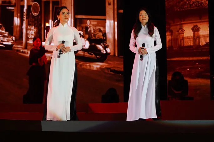 Duyên Huyền và Thanh Nguyên thể hiện ca khúc &quot;Người mẹ bàn cờ&quot;. Ảnh: V.H