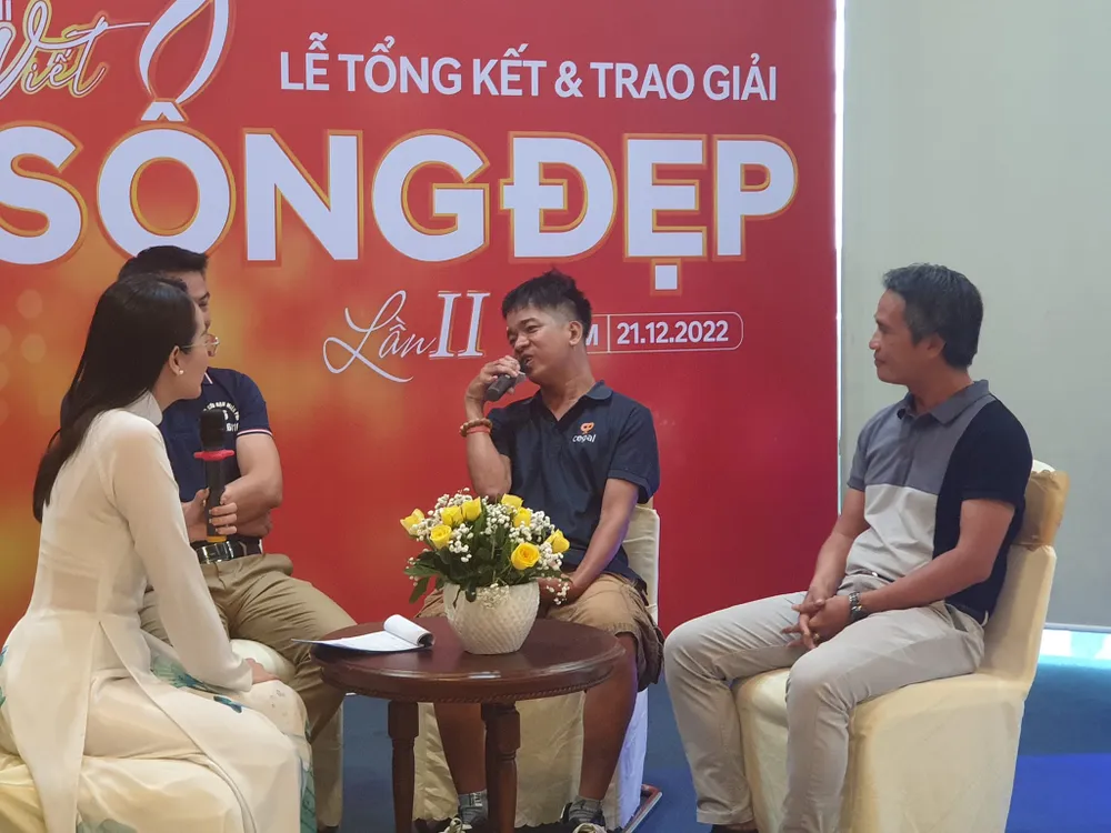 Quảng Đình Hậu (giữa) giao lưu tại lễ trao giải. Ảnh: HÀ NGUYỄN Quảng Đình Hậu (giữa) giao lưu tại lễ trao giải. Ảnh: HÀ NGUYỄN