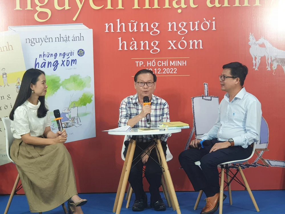 Nhà văn Nguyễn Nhật Ánh giao lưu trước thềm ra mắt "Những người hàng xóm". Ảnh: VĂN HÀ