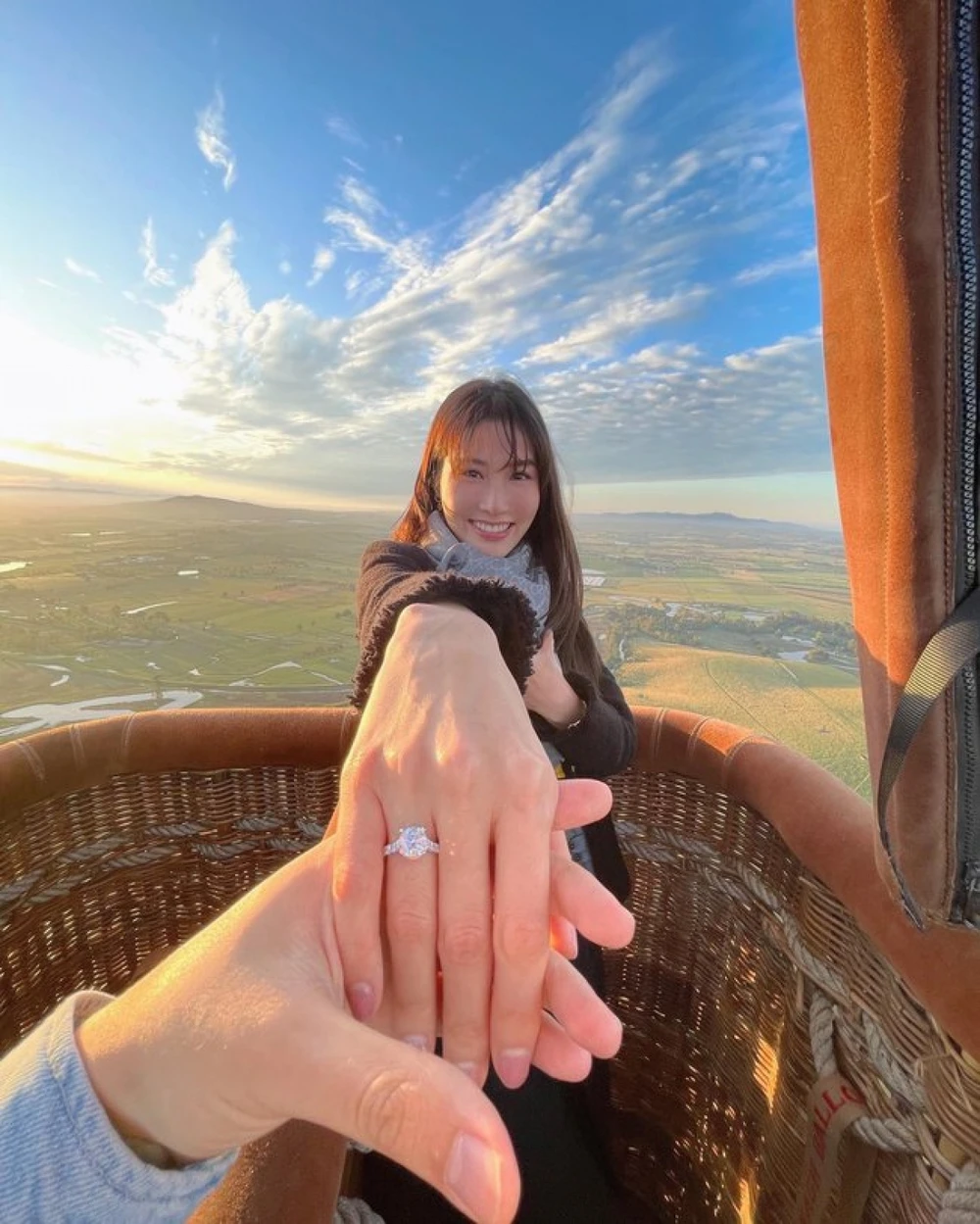 Diễm My 9X được bạn trai cầu hôn trên khinh khí cầu. Ảnh: FBNV