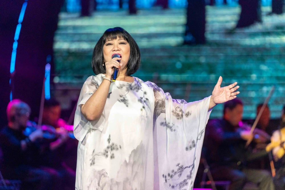 Khán giả "bùng nổ" với giọng ca của ca sĩ qua ca khúc như "đo ni đóng giày" dành cho chị "Bài ca không quên". Ảnh: T.V