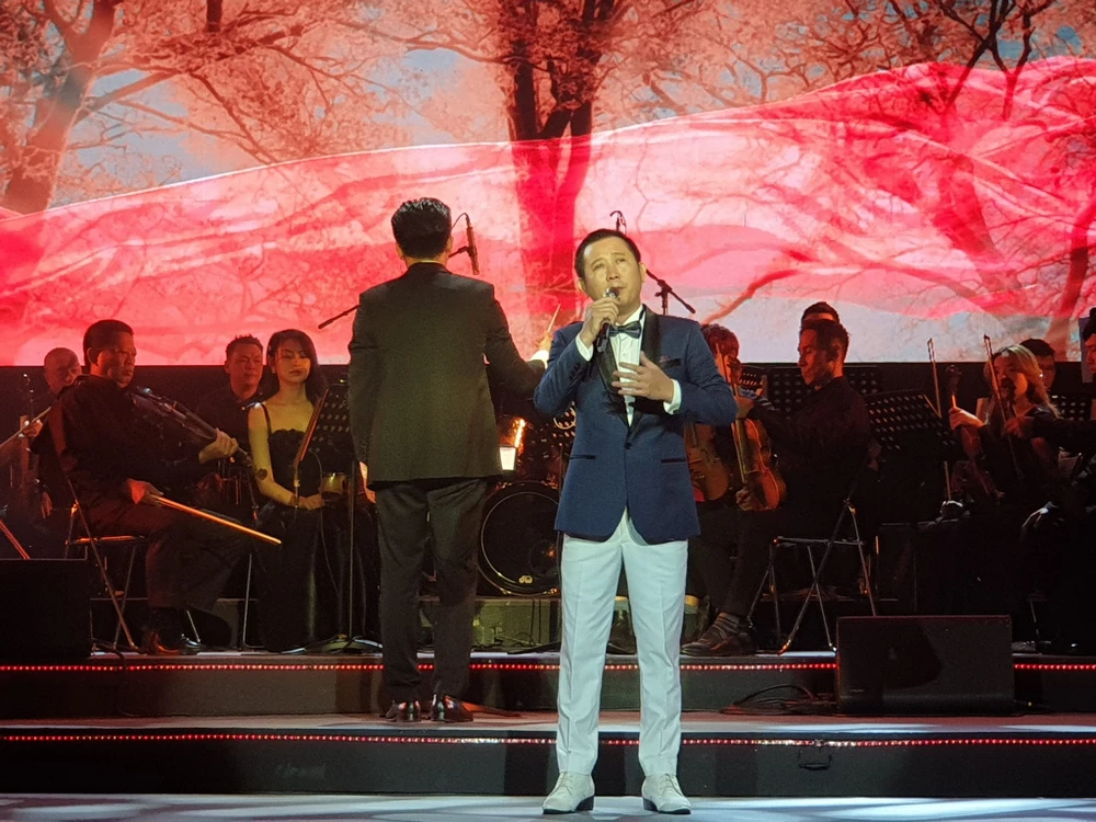 Ca sĩ Phạm Trang thể hiện ca khúc Đất nước (thơ Tạ Hữu Yên). Ảnh: HÀ NGUYỄN