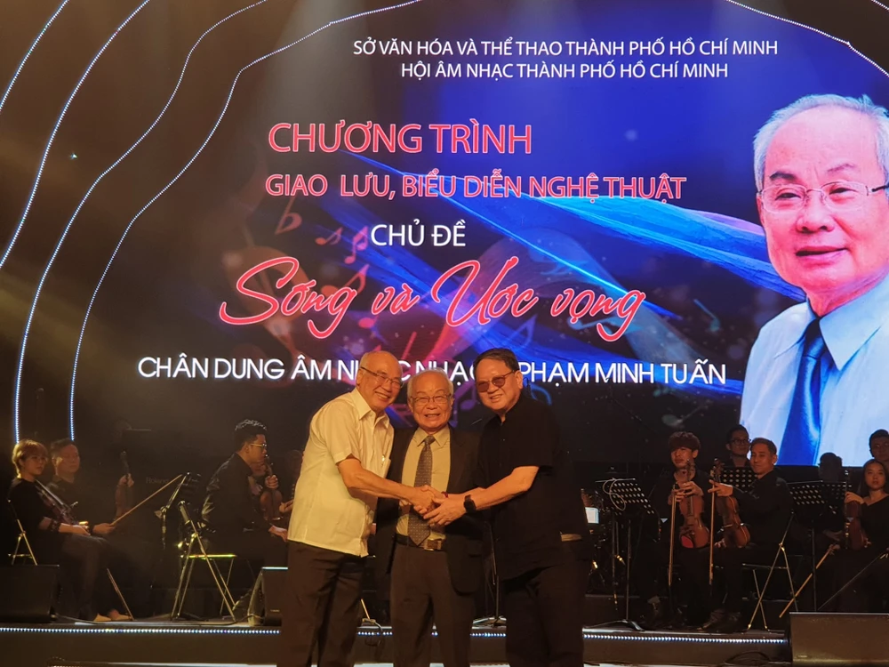 Từ trái sang: ông Phan Nguyễn Như Khuê, nhạc sĩ Phạm Minh Tuấn và nhạc sĩ Đức Trịnh. Ảnh: HÀ NGUYỄN