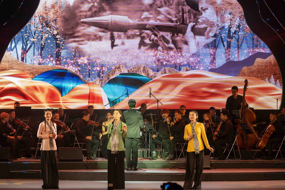 Liên khúc Qua sông, Bài ca nữ tự vệ Sài Gòn do Cao Công Nghĩa, Thuỳ Trinh, Trúc Lai thể hiện. Ảnh: T.V.