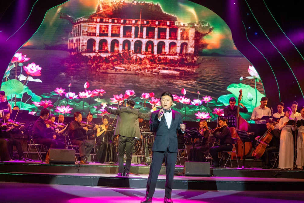 NSND Tạ Minh Tâm hào hùng với ca khúc "Dấu chân phía trước", thơ Hồ Thi Ca. Ảnh: HÀ NGUYỄN.