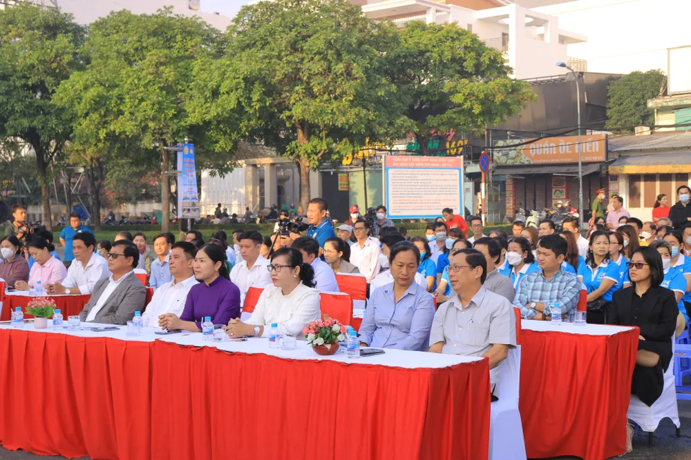 Các đại biểu tham dự buổi lễ khởi công. Ảnh: VÕ THƠ Các đại biểu tham dự buổi lễ khởi công. Ảnh: VÕ THƠ