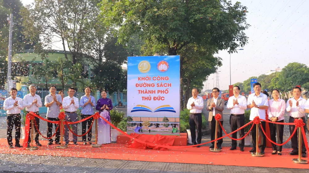 Các đại biểu thực hiện nghi thức khởi công. Ảnh: VÕ THƠ Các đại biểu thực hiện nghi thức khởi công. Ảnh: VÕ THƠ