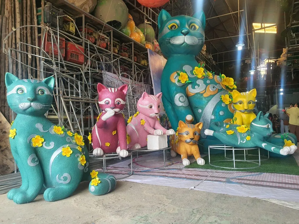 Theo ghi nhận của PLO, các linh vật ở cổng chào Đường hoa đã dần hoàn thiện. Được biết, các linh vật được tạo hình bằng xốp, sơn mỹ thuật bề mặt giả gốm có chiều cao từ 0,8 – 4,5m.Các chú mèo được thể hiện với nhiều hình dáng khác nhau với những tạo hình rất đặc biệt mang tính ước lệ.