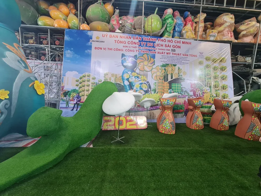 &quot;Con Mèo năm nay thiết kế và thực hiện vừa truyền thống dân gian nhưng cũng toát lên nhiều nét hiện đại. Chất liệu chính để làm linh vật là mút xốp, mỗi năm chúng tôi đều sáng tạo thêm những chất liệu khác để thực hiện, năm nay màu sắc của linh vật theo tông màu ửng bạc. Tôi rất vui, hạnh phúc khi được thực hiện linh vật cho Đường hoa trong nhiều năm nay. Do đó, tâm trí, sức lực tôi dành cho đường hoa rất lớn, cố gắng xây dựng đường hoa mỗi năm mỗi nét riêng, tạo cảm giác vui vẻ, thoải mái cho du khách&quot; - ông Tòng cho hay.