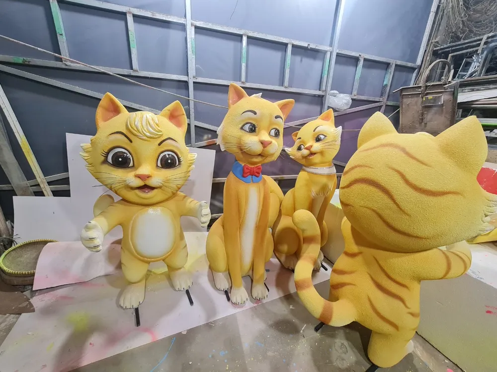 Ông Hoà cũng nói thêm, về mặt công nghệ, năm nay bên đơn vị sản xuất đã nhập về công nghệ thiết kế và sản xuất 3D vì vậy tất cả các hình khối của năm nay được thiết kế rất đẹp. Về chất liệu thì năm nay sẽ chủ trương là chất liệu thân thiện với môi trường như mây, tre lá, sơn và gốm, loại vải hoặc giả rêu để phù hợp với tính cách của linh vật mèo là mềm mại uyển chuyển.