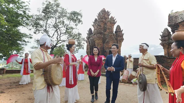 BTV Hoài Lương và Xuân Hảo đảm nhận vai trò dẫn chuyện của &quot;Buổi sáng đầu tiên 2023 - Bình minh ấm&quot;. Ảnh: VTV