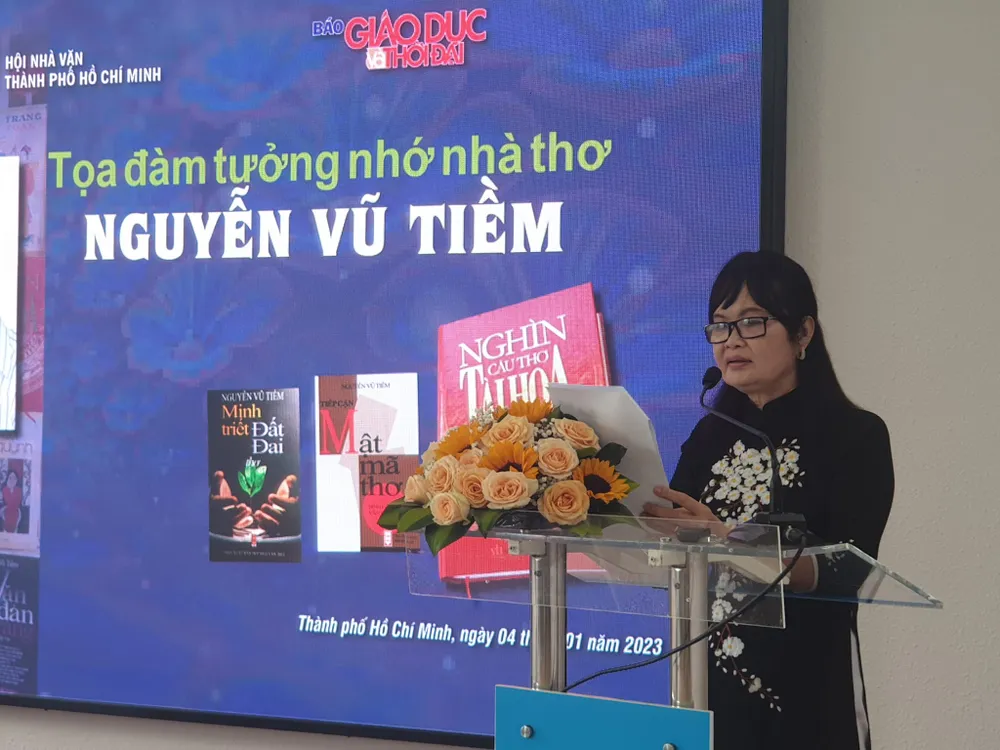 Nhà văn Bích Ngân phát biểu tại buổi toạ đàm Nhà văn Bích Ngân phát biểu tại buổi toạ đàm