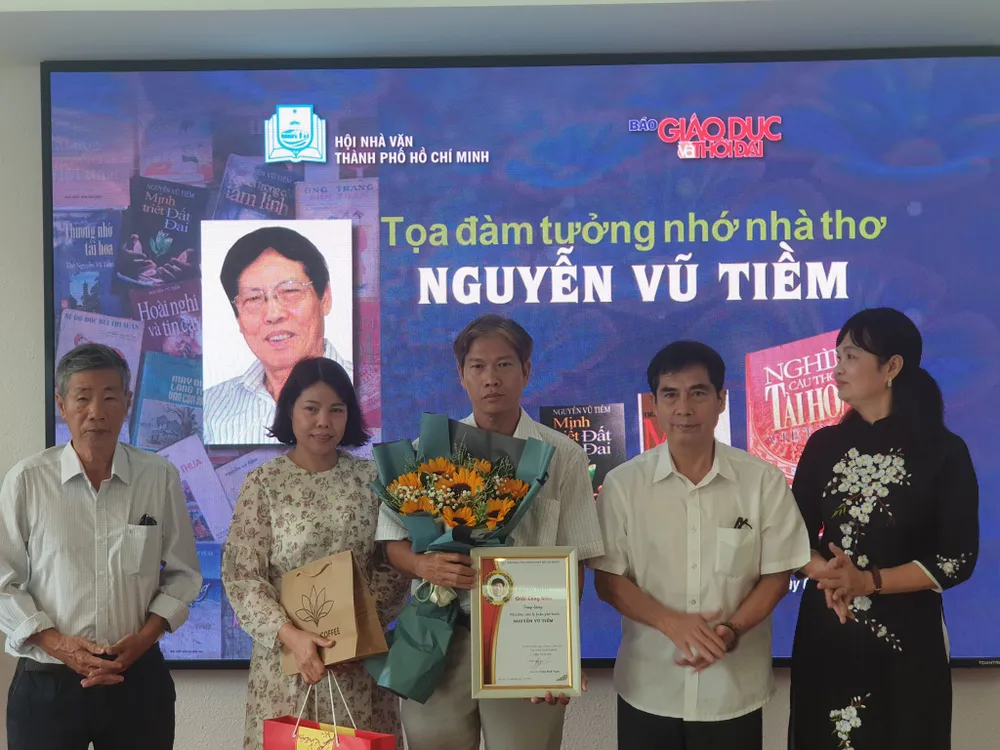 Đại diện gia đình cố nhà thơ Nguyễn Vũ Tiềm nhận giải Cống hiến của Hội Nhà văn TP.HCM Đại diện gia đình cố nhà thơ Nguyễn Vũ Tiềm nhận giải Cống hiến của Hội Nhà văn TP.HCM