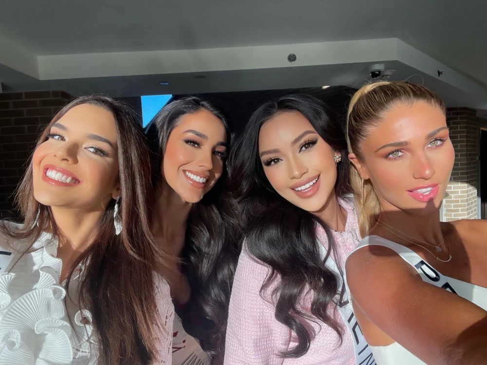 Hoa hậu Ngọc Châu cùng các người đẹp tại cuộc thi. Ảnh: FBNV