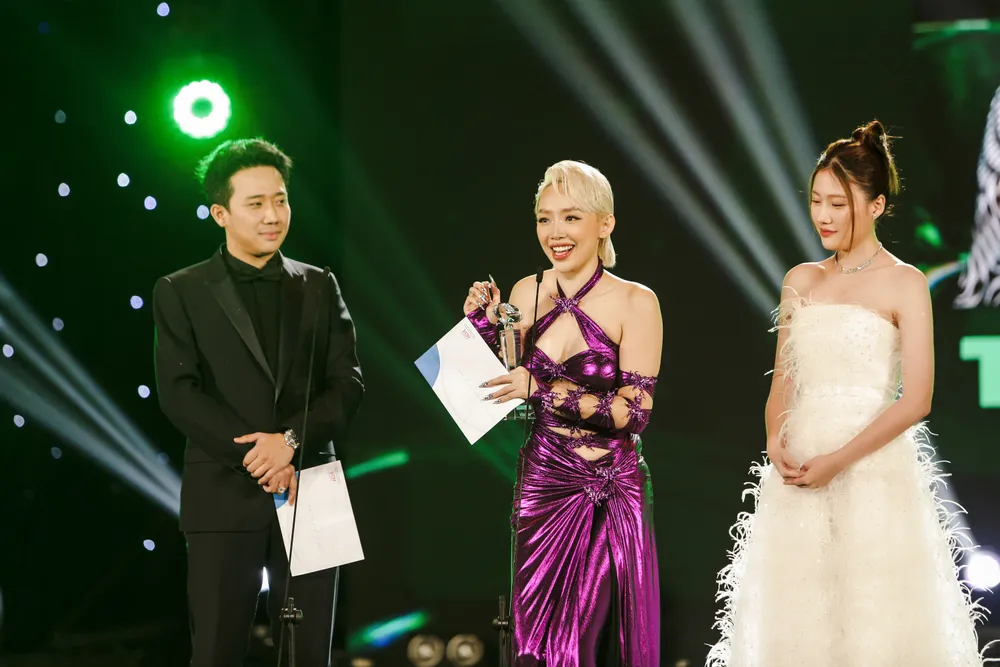 Tóc Tiên nhận giải Ca sĩ được yêu thích nhất của năm. Ảnh: BTC