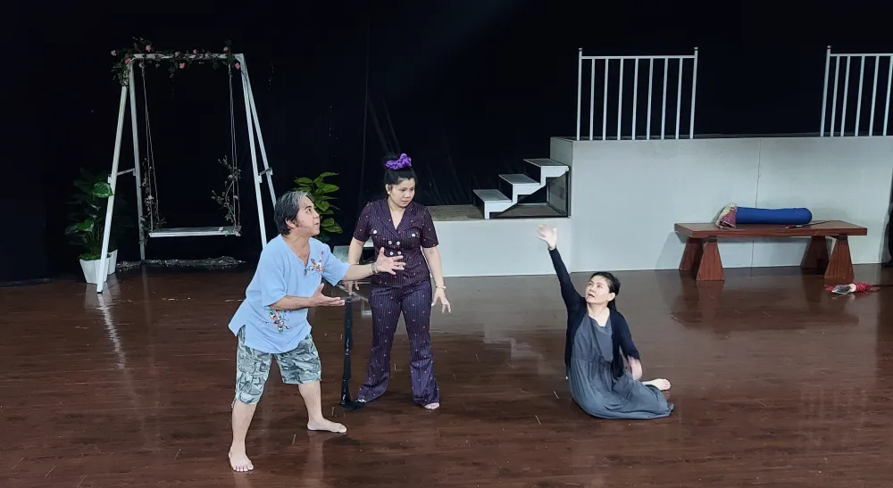 Nghệ sĩ Bạch Long hướng dẫn trình thức biểu diễn mới cho 2 học trò Tú Sương và Trinh Trinh. Ảnh: Ninh Lộc